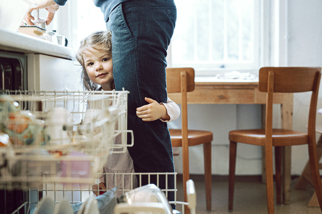 Familienreportage - dokumentarische Familienfotografie - Tochter und Vater in der Küche